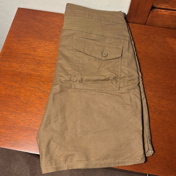 Roark ,Layover Traveler Shorts
NWOT excellent conditions - Picture 3 of 11